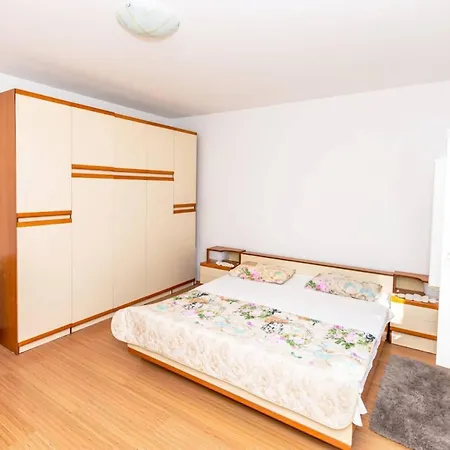 شقة Three Bedroom With Terrace Kaštela